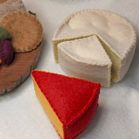 Felt Food Cheese Charcuterie Board - handmade - Picture 4 of 4